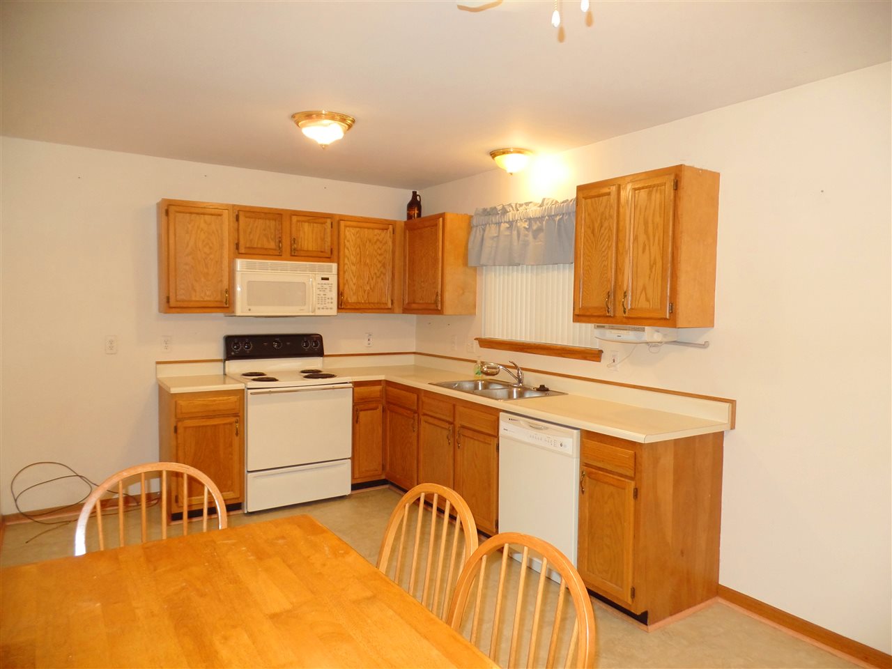 27051 Kelly Road Roseville, MI 48066 - Photo 7 of 21 31356858-6.JPG