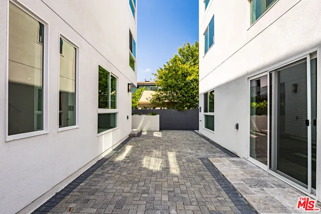 $4,579 | 2057 1/2 South Garth Avenue, Los Angeles, CA 90034