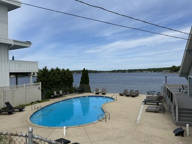 400 Lakeview Street, Unit 25D Spring Lake, MI 49456 - Photo 59 of 73 Lakeview 400 25D Pool3