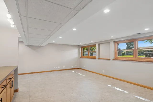 $415,000 | 1900 Burr Oak Lane, Lindenhurst, IL 60046