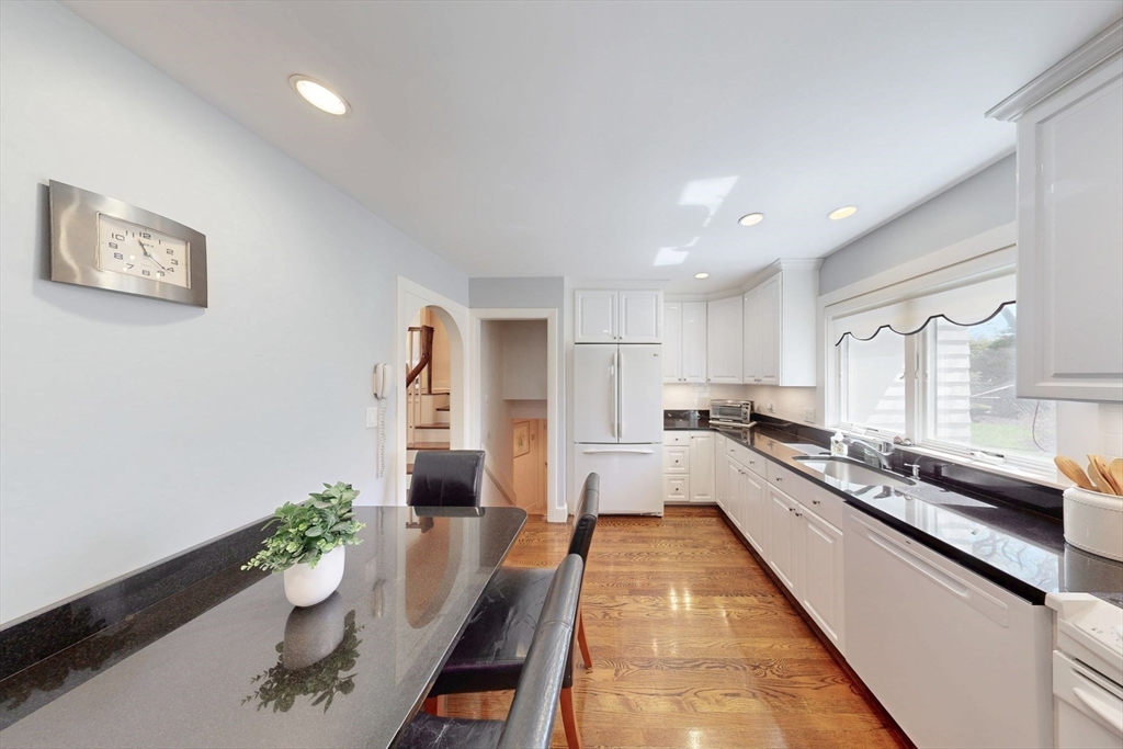 21 Phillips Avenue Swampscott, MA 01907 - Photo 14 of 38