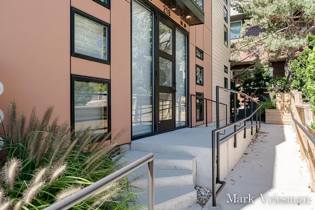 $1,150,000 | 218 South Harbor Drive, Unit 201, Grand Haven, MI 49417