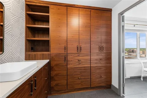 $699,000 | 221 West 48th Street, Unit 1402, Kansas City, MO 64112