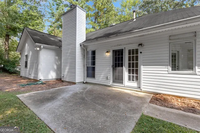 a view of a house with backyard and plants