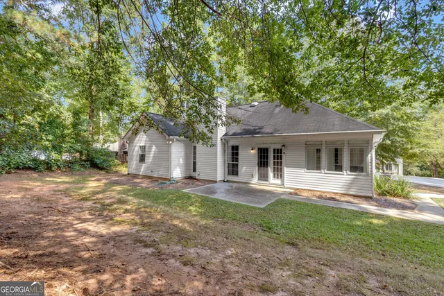 a sign that is on the side of the road