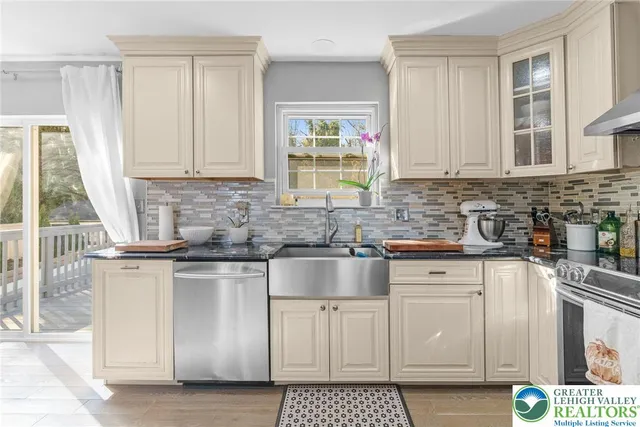 $429,900 | 5043 Foxdale Drive, Whitehall, PA 18052