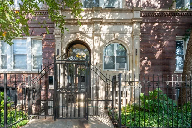 $325,000 | 1424 East Hyde Park Boulevard, Unit 2, Chicago, IL 60615