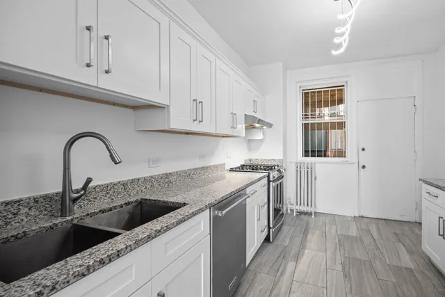 $325,000 | 1424 East Hyde Park Boulevard, Unit 2, Chicago, IL 60615