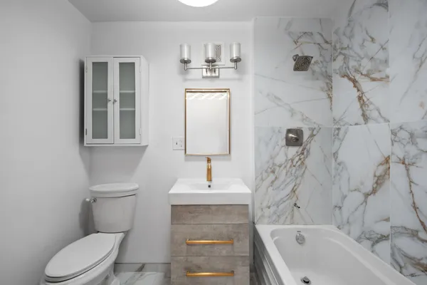 $325,000 | 1424 East Hyde Park Boulevard, Unit 2, Chicago, IL 60615
