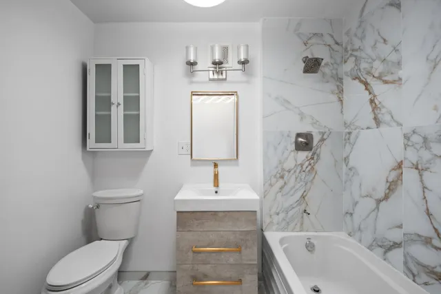 $325,000 | 1424 East Hyde Park Boulevard, Unit 2, Chicago, IL 60615