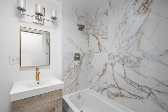 $325,000 | 1424 East Hyde Park Boulevard, Unit 2, Chicago, IL 60615