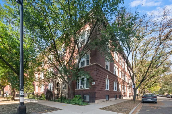 $325,000 | 1424 East Hyde Park Boulevard, Unit 2, Chicago, IL 60615