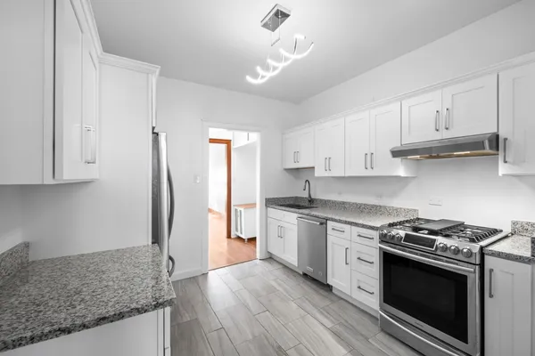 $325,000 | 1424 East Hyde Park Boulevard, Unit 2, Chicago, IL 60615