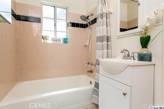 1707 Arlington Avenue Glendale, CA 91208 - Photo 23 of 39 a bathroom with a bathtub and a sink