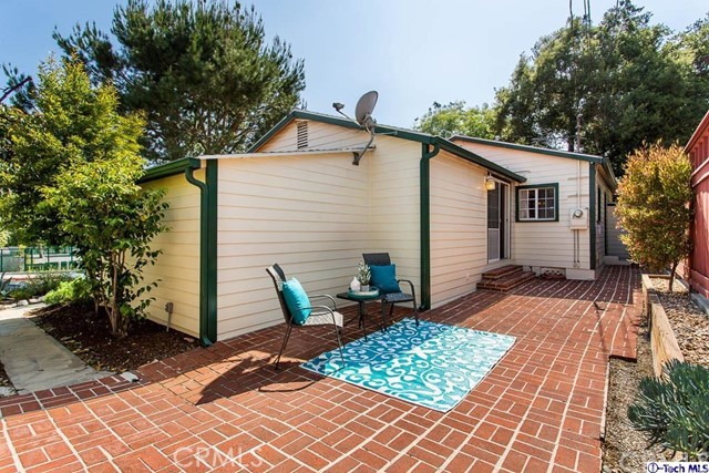 1707 Arlington Avenue Glendale, CA 91208 - Photo 27 of 39 a view of a patio with a table and chairs and wooden fence