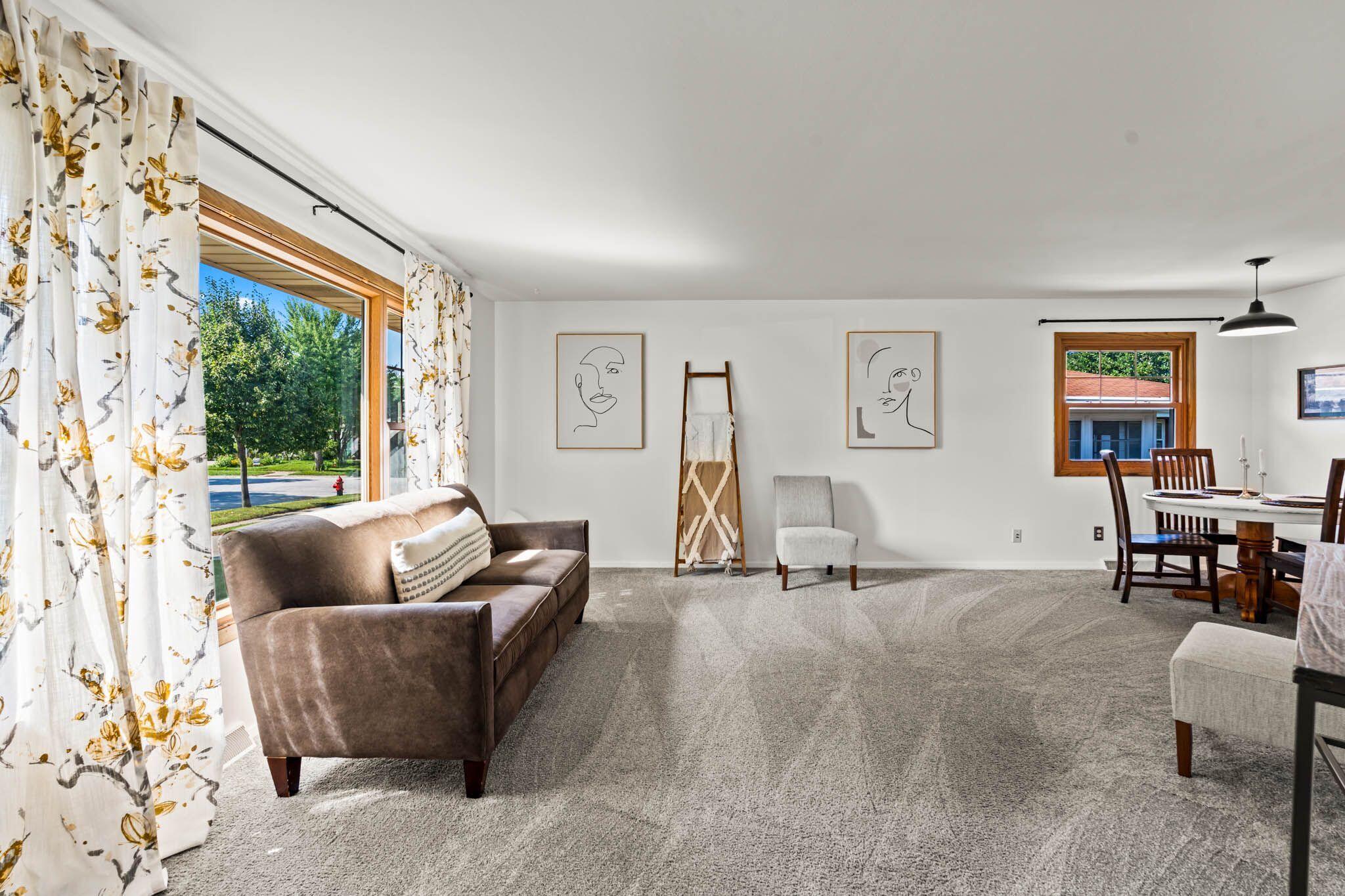 5554 South 25th Street Milwaukee, WI 53221 - Photo 2 of 19 Living Room