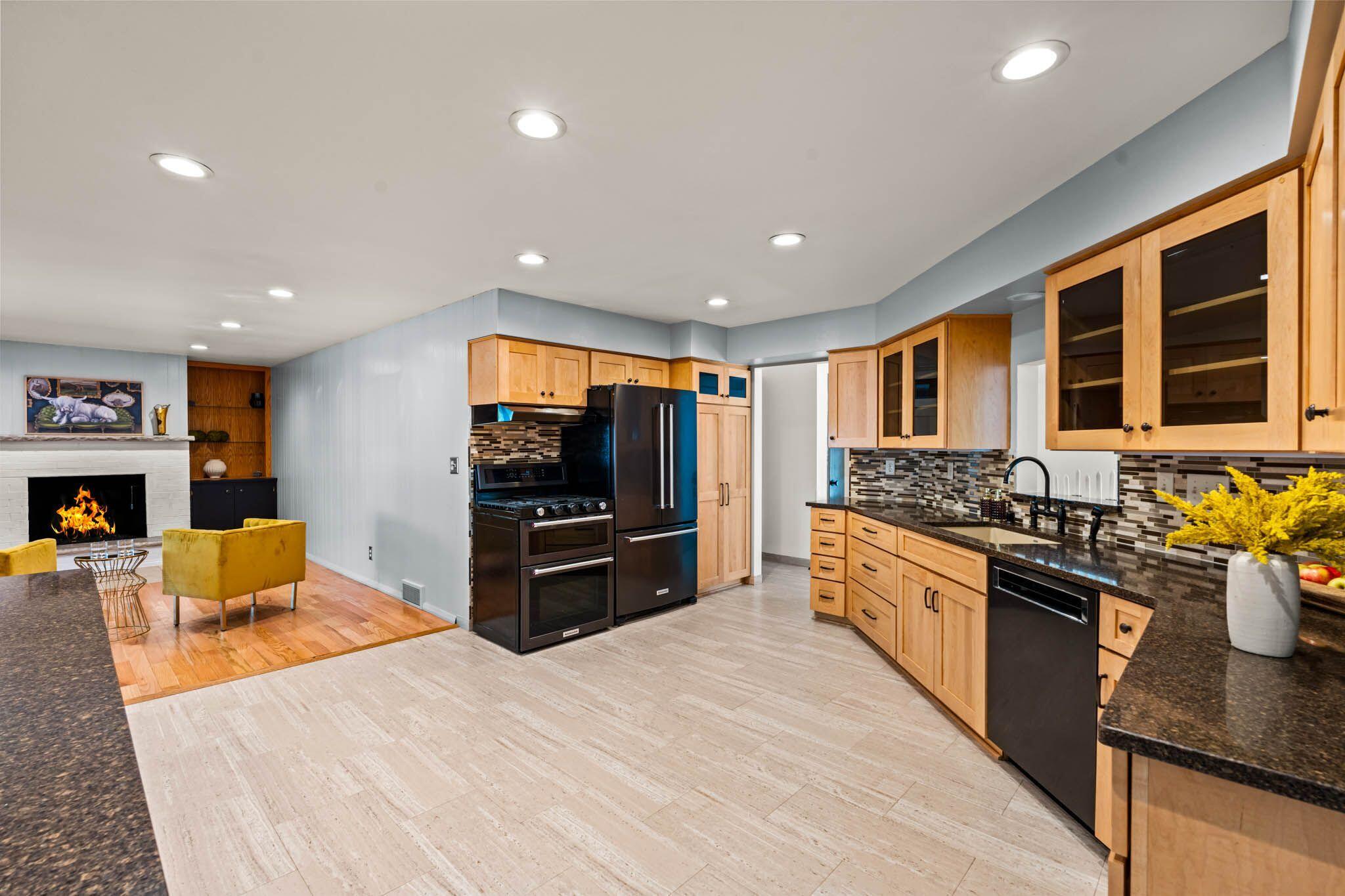 5554 South 25th Street Milwaukee, WI 53221 - Photo 5 of 19 Kitchen