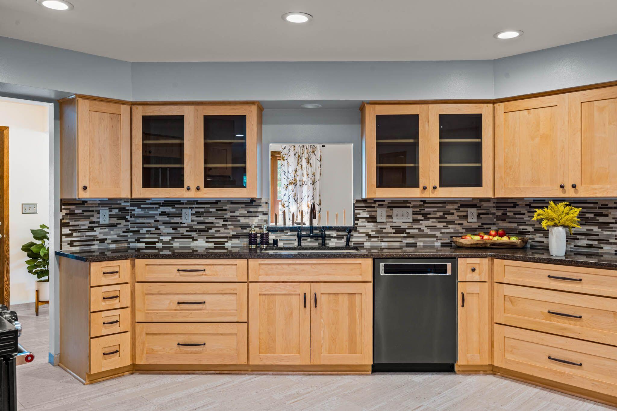 5554 South 25th Street Milwaukee, WI 53221 - Photo 7 of 19 Kitchen