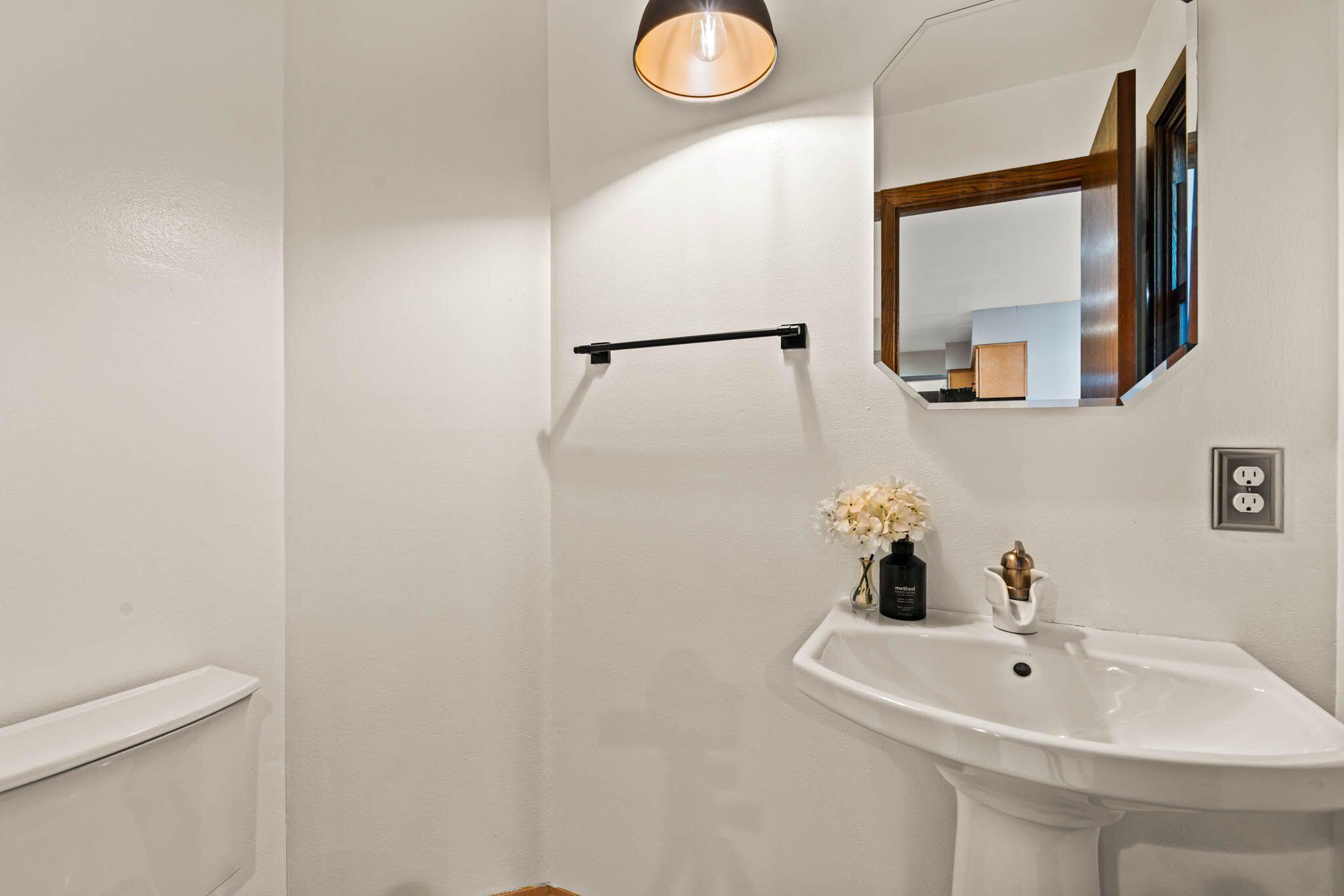 5554 South 25th Street Milwaukee, WI 53221 - Photo 8 of 19 Bath 1