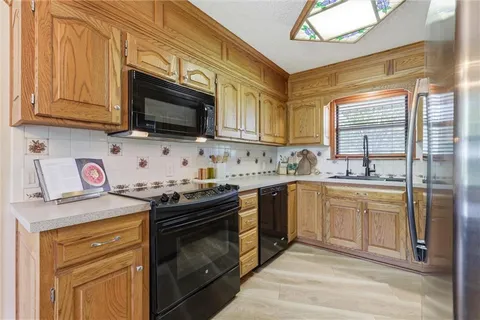 $470,000 | 24324 Old Kc Road, Paola, KS 66071