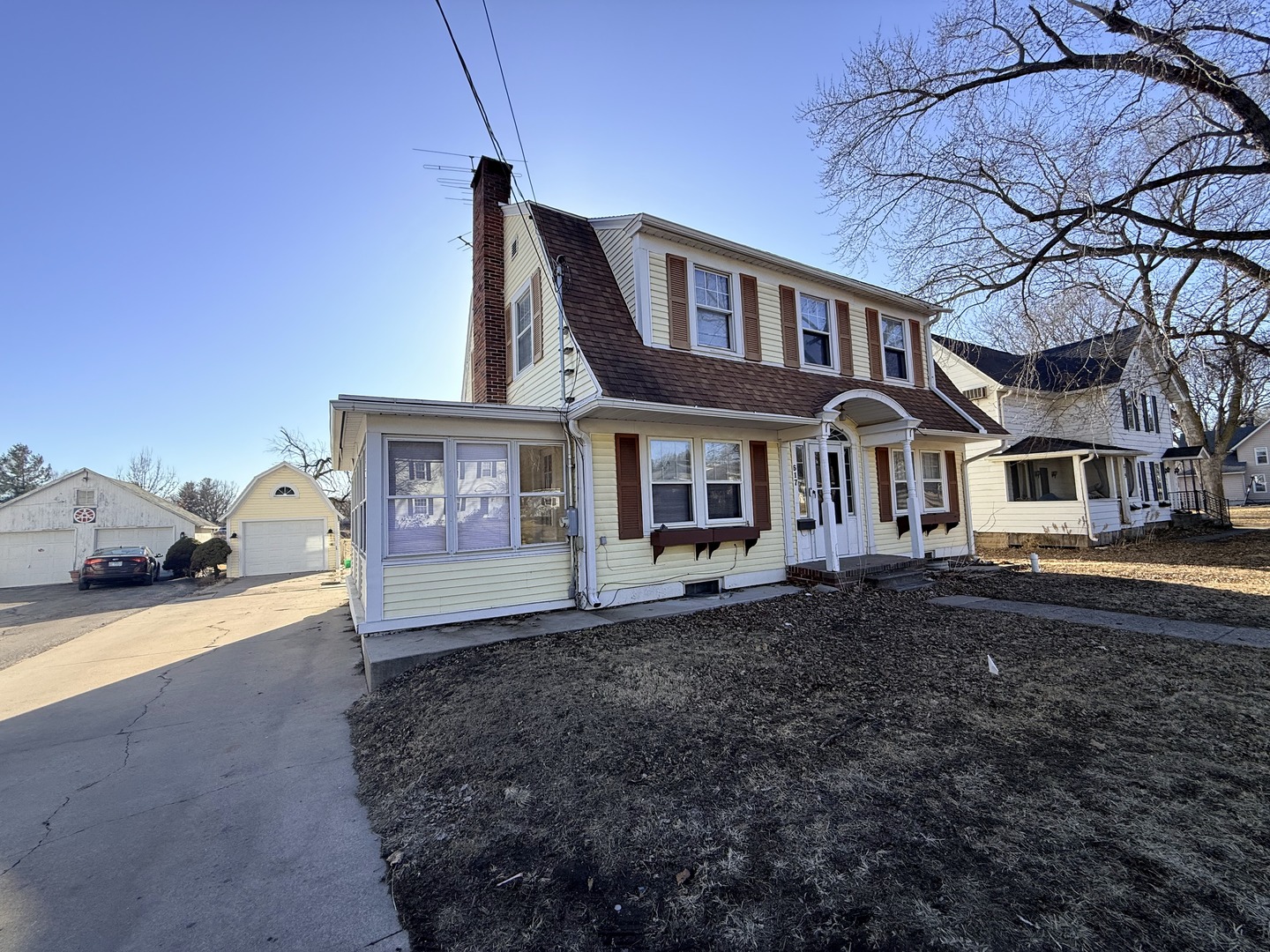 617 West Lincoln Way Morrison, IL 61270 - Photo 21 of 21 a front view of a house with garden