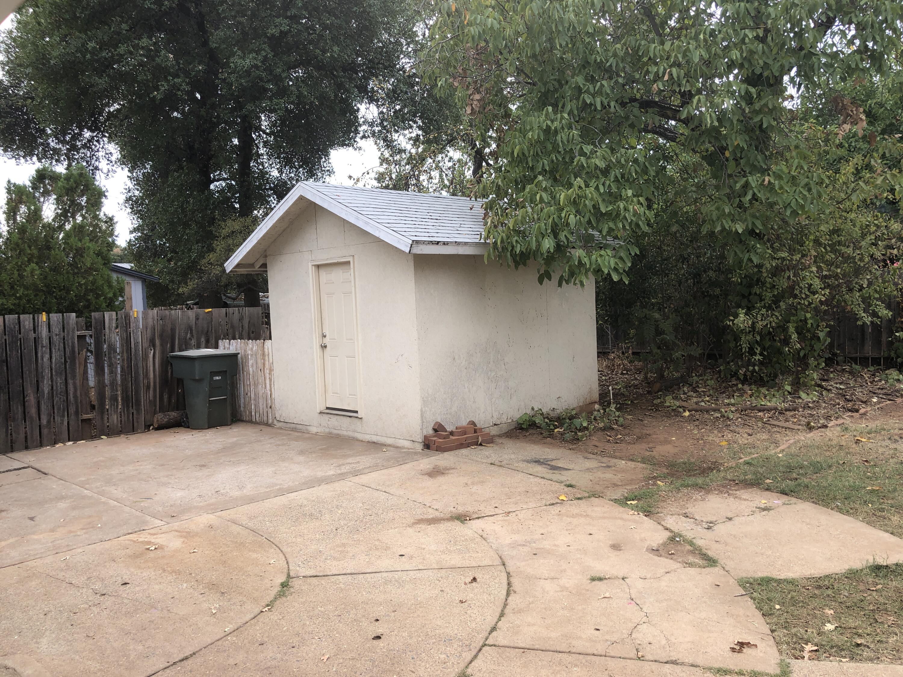 3096 Lawrence Road Redding, CA 96002 - Photo 15 of 20 shed