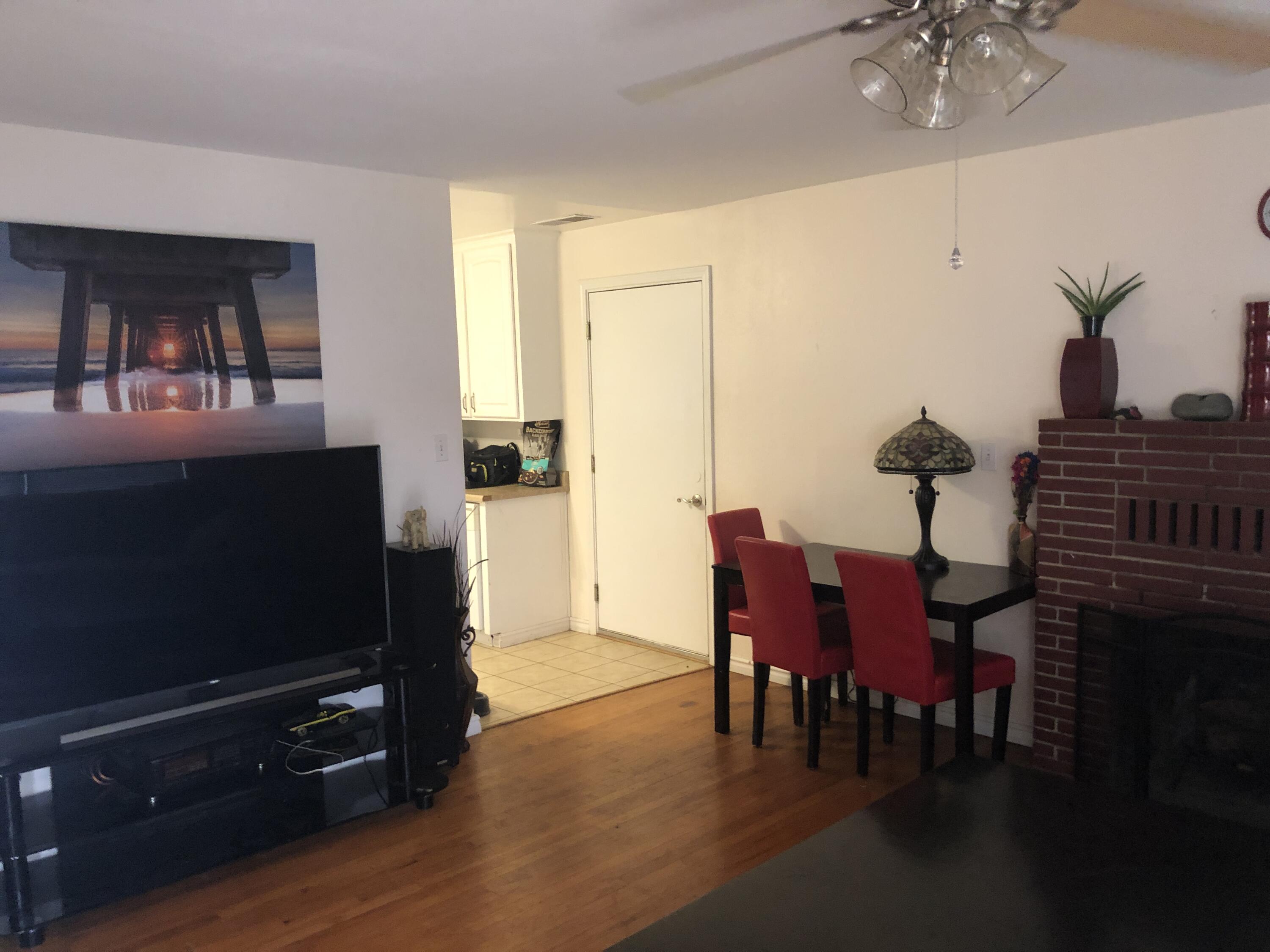 3096 Lawrence Road Redding, CA 96002 - Photo 6 of 20 livingroom into kitchen
