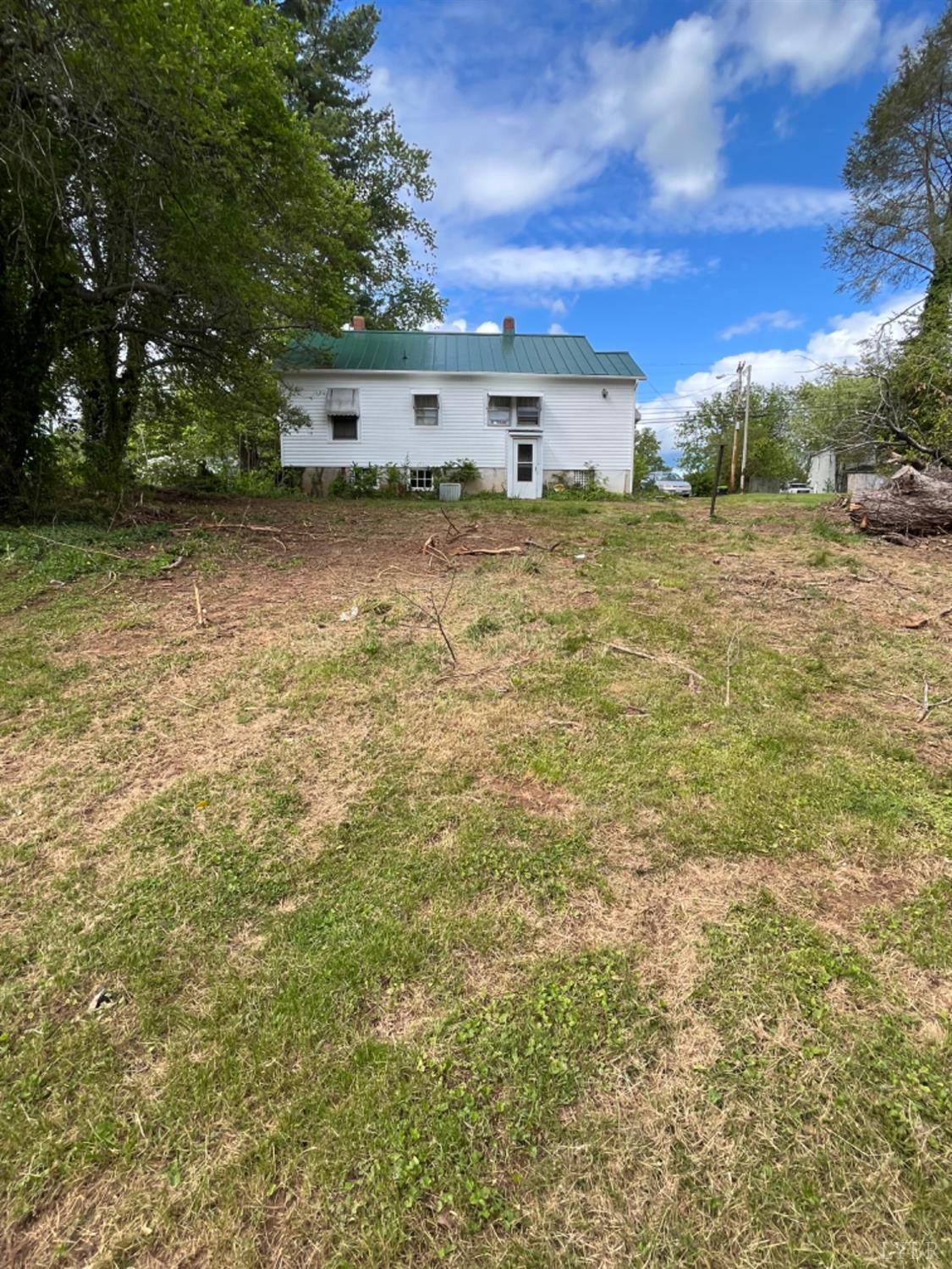 165 Cedar Gate Road Monroe, VA 24574 - Photo 12 of 37 a backyard of a house