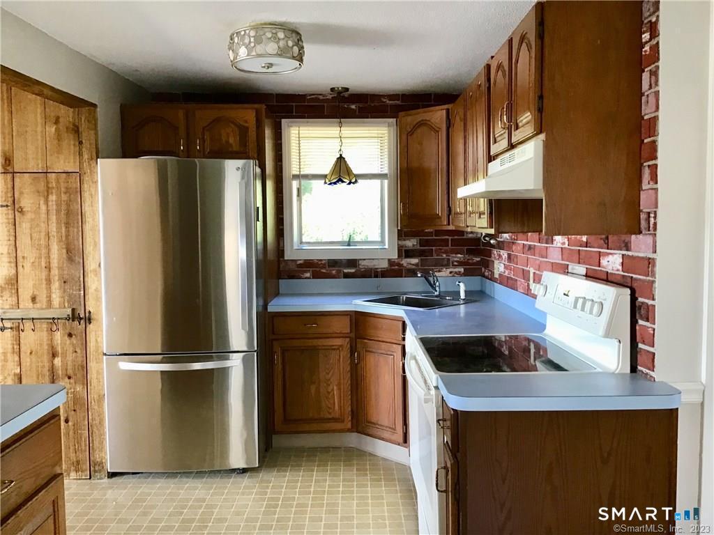 8 Arcadia Road East Lyme, CT 06357 - Photo 3 of 17 Gallery Image 3