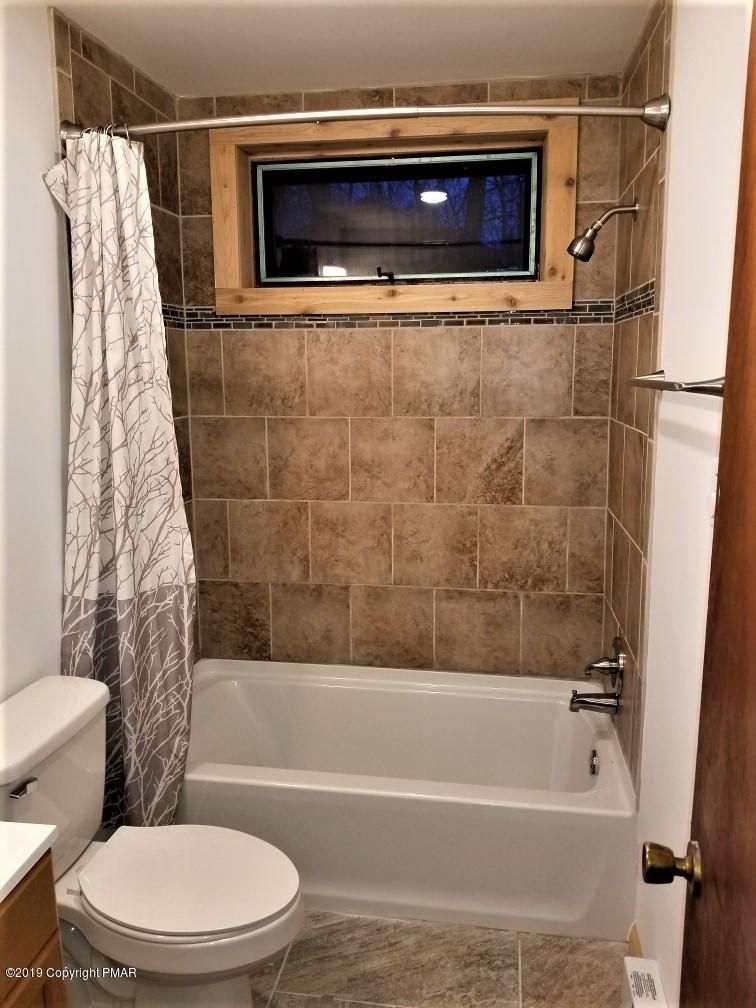 122 Maple Road Blakeslee, PA 18610 - Photo 17 of 37 a bathroom with a toilet a sink and bathtub