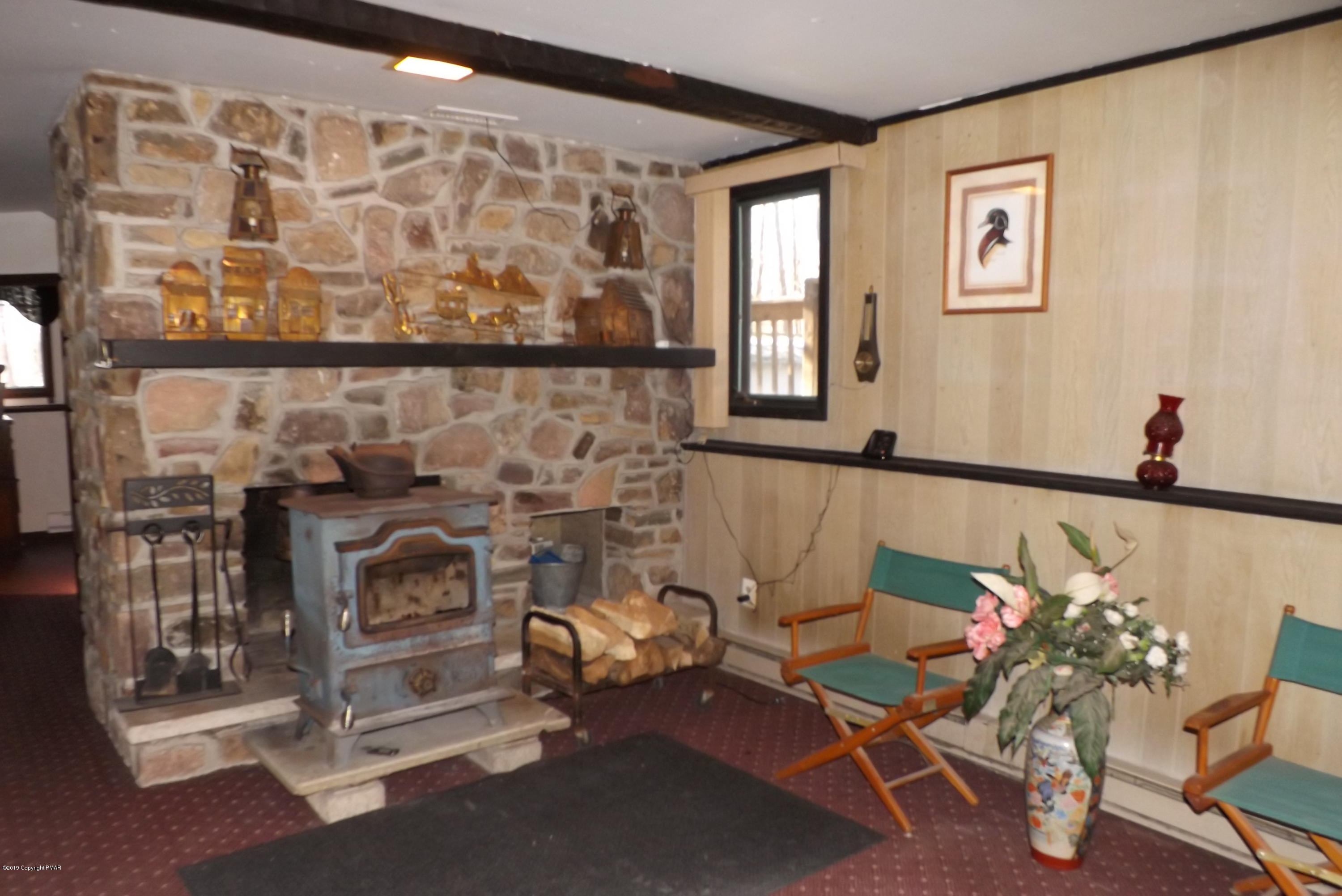 122 Maple Road Blakeslee, PA 18610 - Photo 19 of 37 a living room with furniture