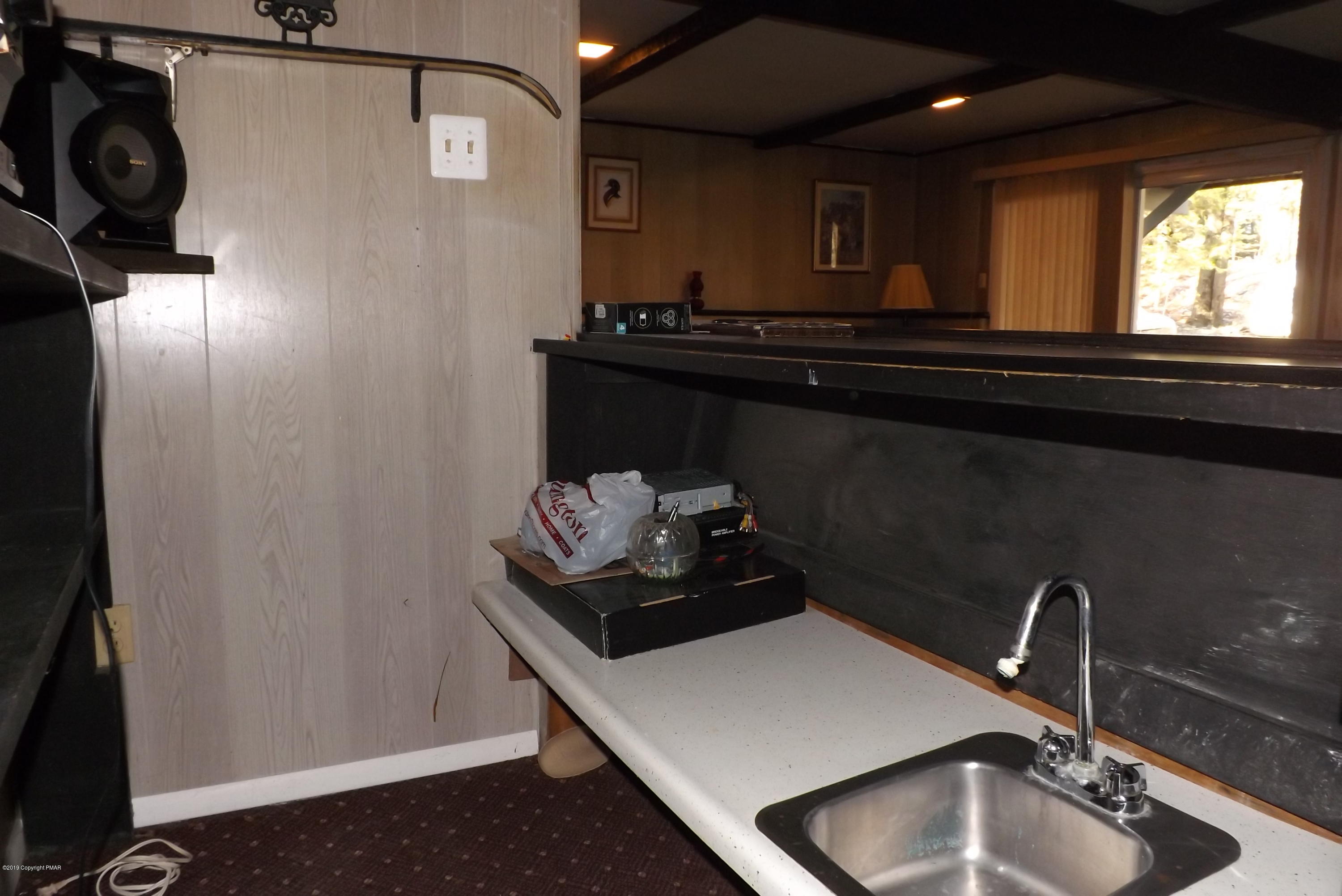 122 Maple Road Blakeslee, PA 18610 - Photo 21 of 37 Bar area