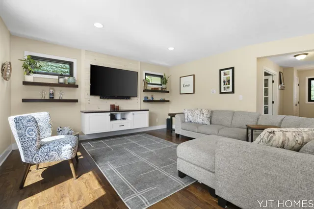 $599,999 | 8214 48th Street Southeast, Grand Rapids, MI 49512