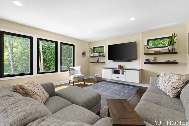 $599,999 | 8214 48th Street Southeast, Grand Rapids, MI 49512