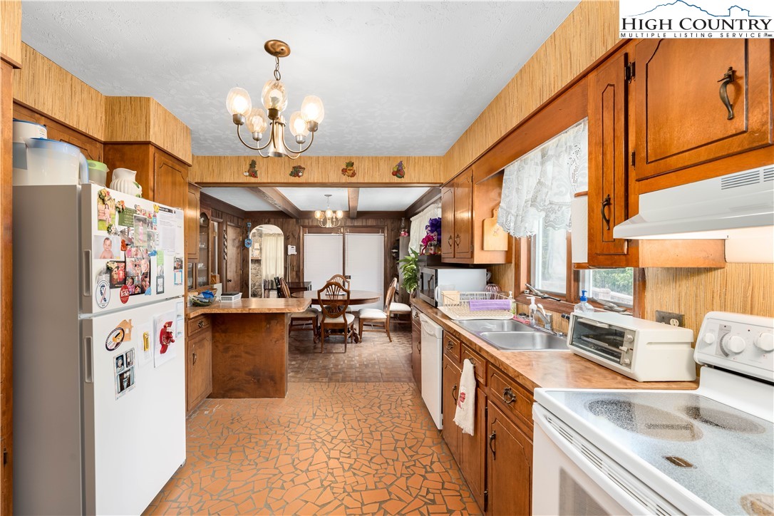 1546 Stage Road Mountain City, TN 37683 - Photo 16 of 48 a very nice looking kitchen with a large window
