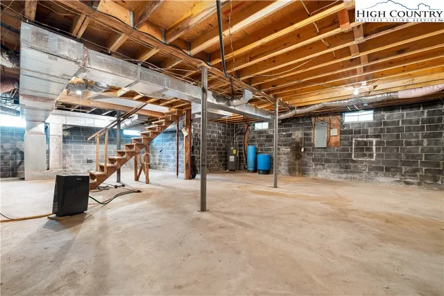 a view of a back yard