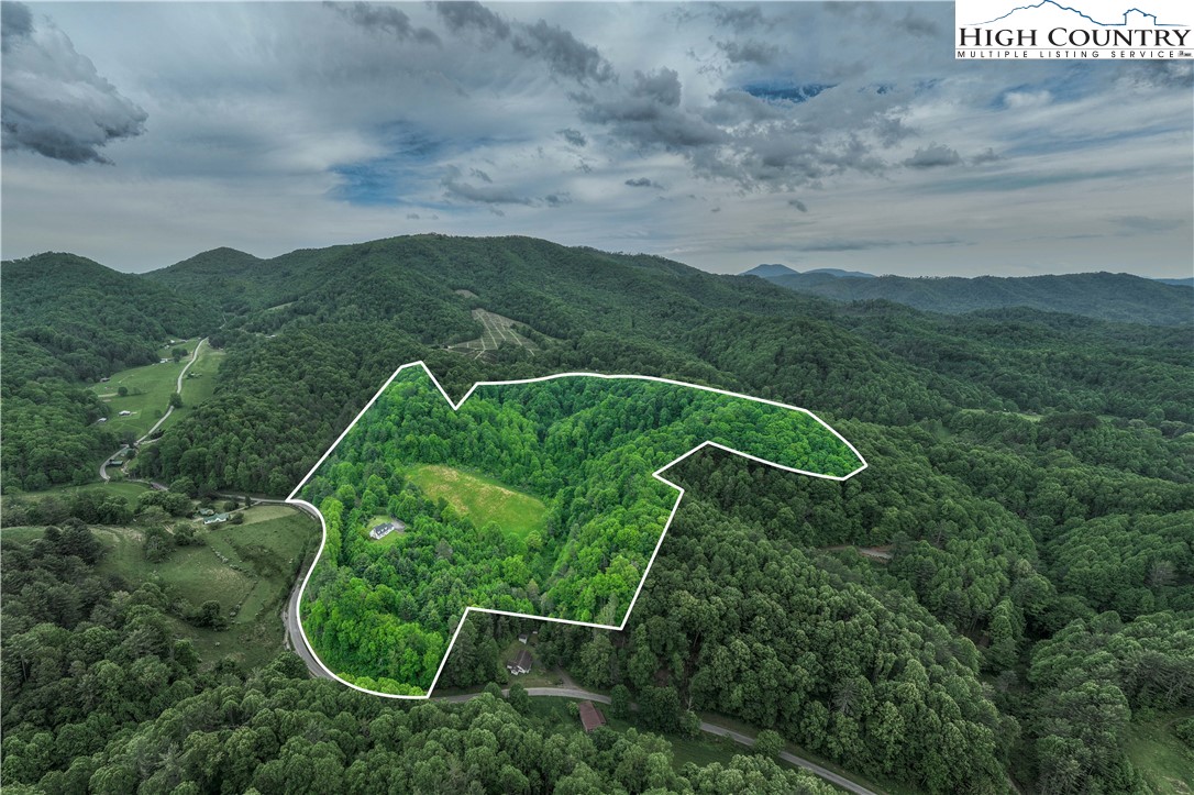 1546 Stage Road Mountain City, TN 37683 - Photo 35 of 48 a view of a tennis court