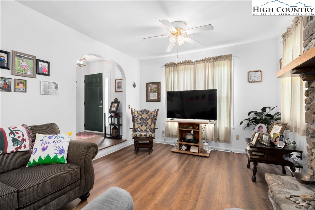 1546 Stage Road Mountain City, TN 37683 - Photo 10 of 48 a living room with furniture and a flat screen tv