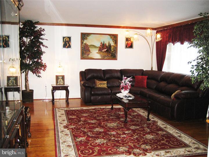 277 Rocksville Road Holland, PA 18966 - Photo 3 of 22 Living Room