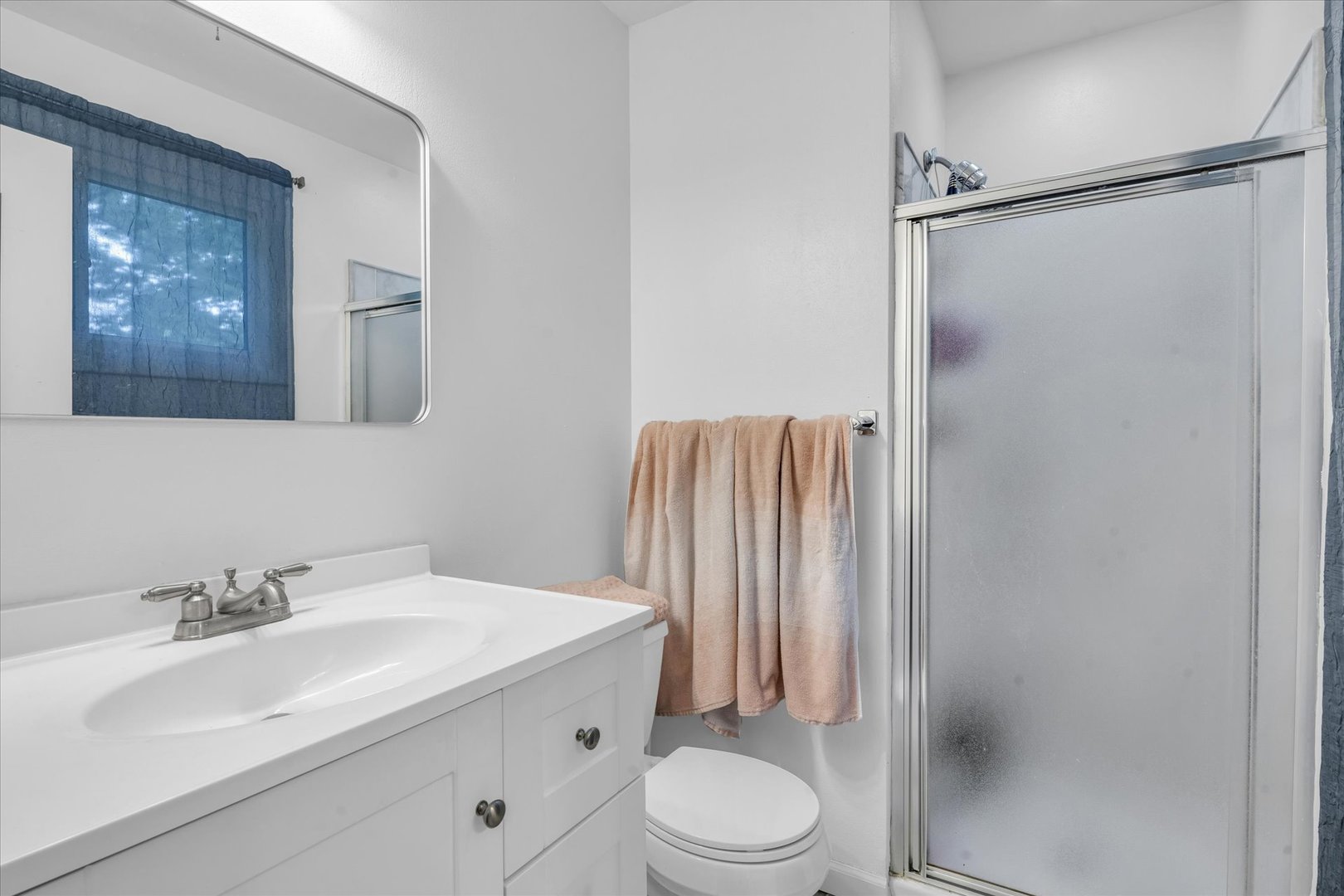 58 Woodhill Court Decatur, IL 62521 - Photo 17 of 29 a bathroom with a sink toilet and shower