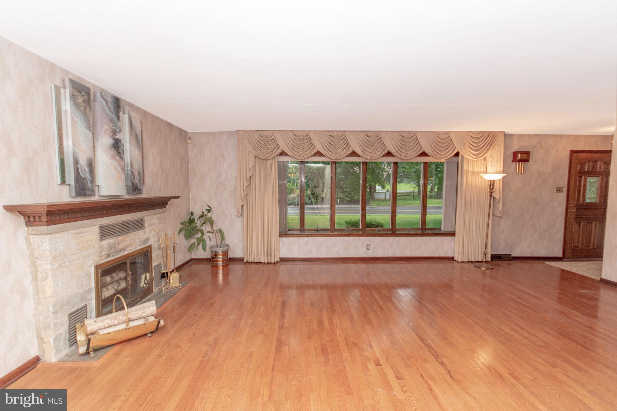 3847 Buck Road Huntingdon Valley, PA 19006 - Photo 8 of 28 Living Room