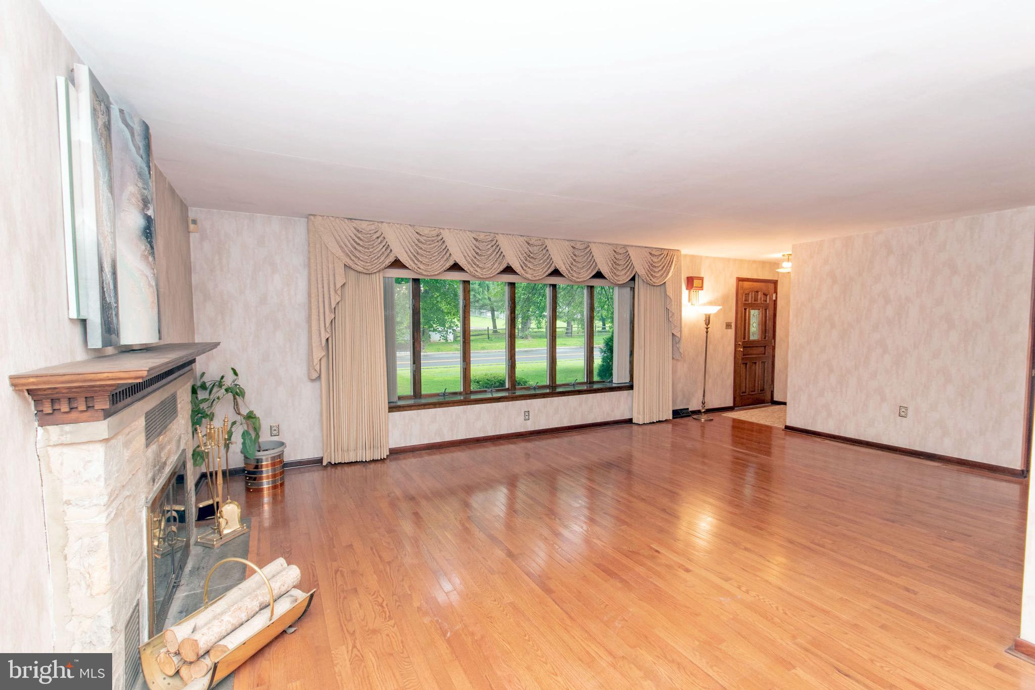 3847 Buck Road Huntingdon Valley, PA 19006 - Photo 9 of 28 Living Room