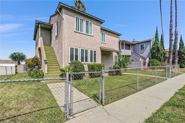 a view of a house with backyard