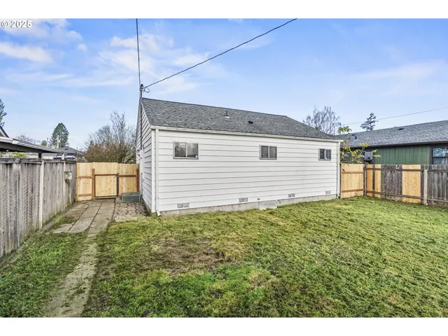 a view of a house with a backyard