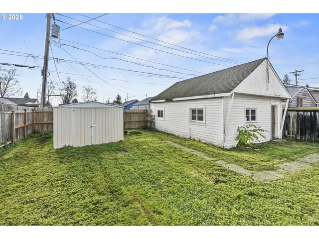 a view of a house with a backyard