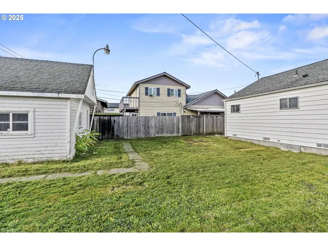 a view of a backyard