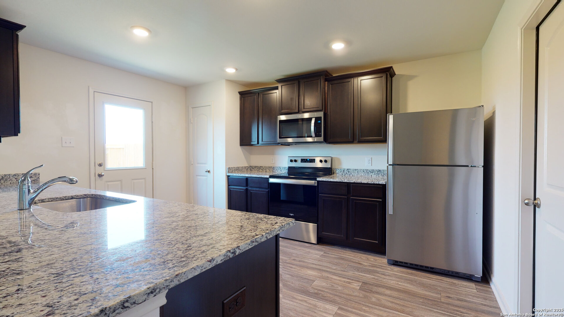 10927 Chatham Court Converse, TX 78109 - Photo 3 of 32