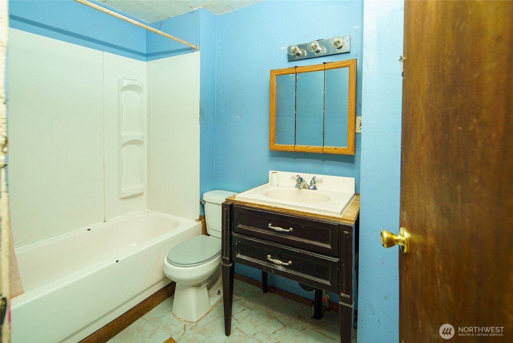 4521 Highway 25 South Hunters, WA 99137 - Photo 29 of 36 a bathroom with a sink a toilet and a bathtub