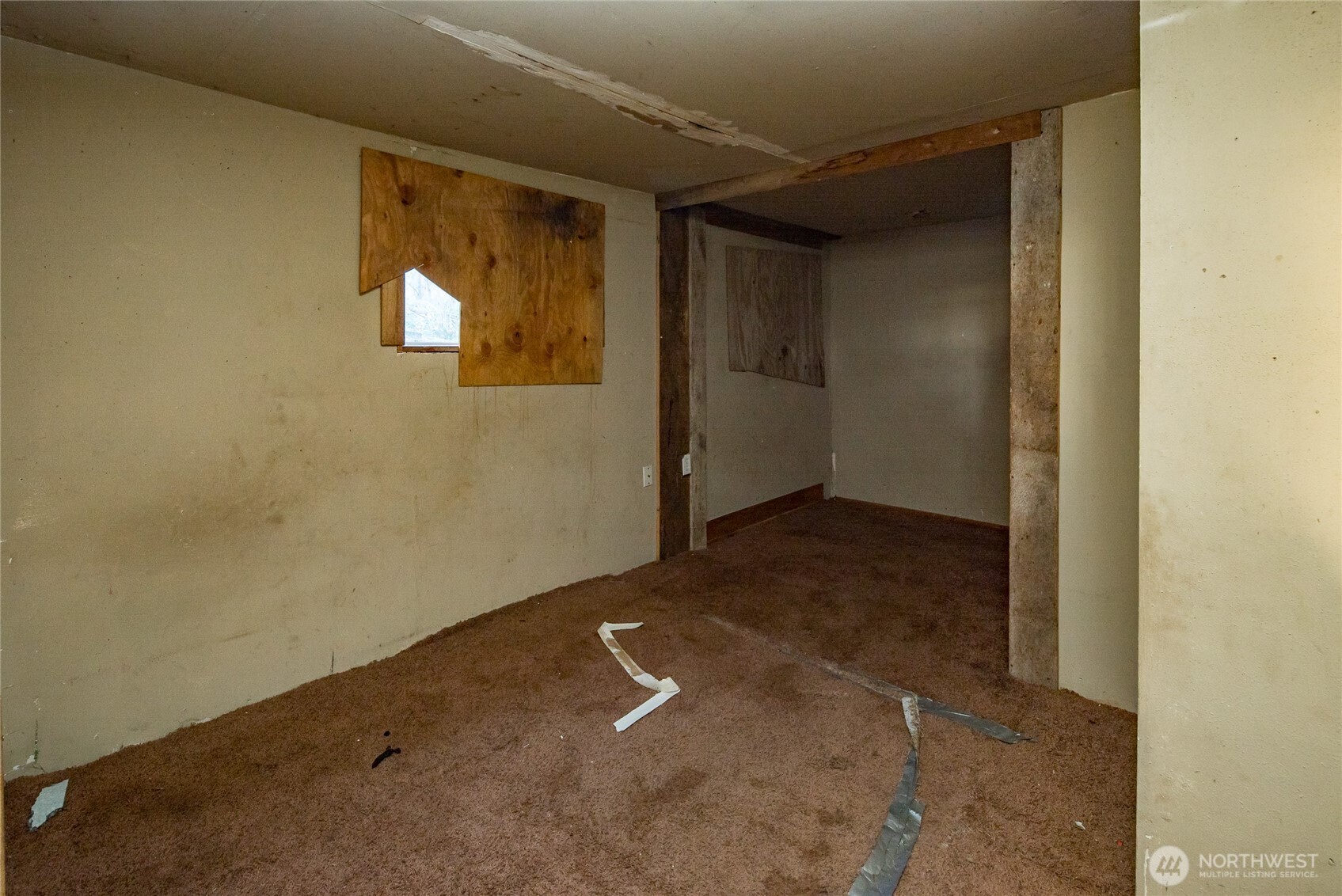 4521 Highway 25 South Hunters, WA 99137 - Photo 33 of 36 an empty room with windows