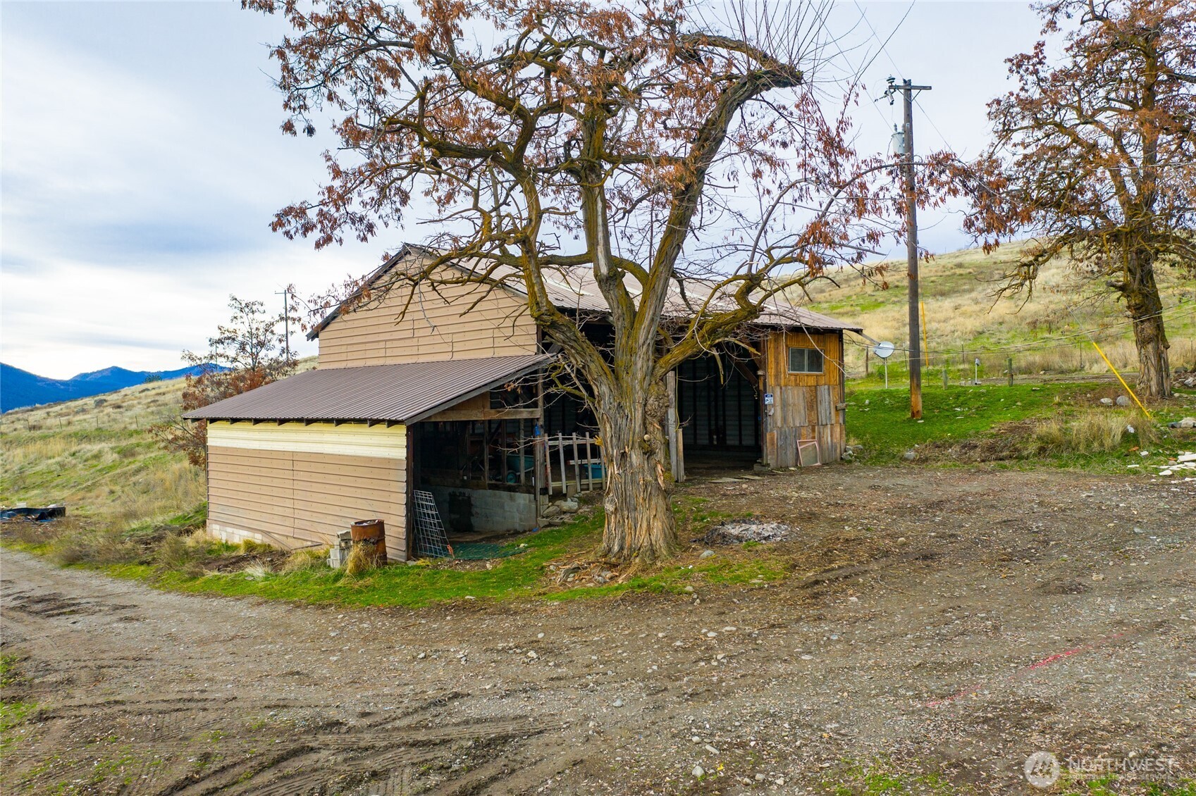 4521 Highway 25 South Hunters, WA 99137 - Photo 10 of 36 a front view of a house with garden